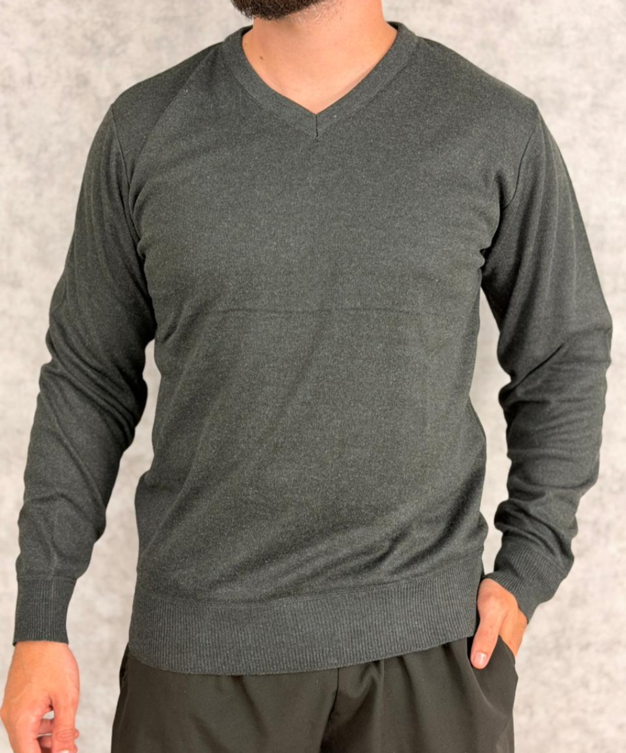 Suéter Masculino em Tricô Gola V – Elegância e Conforto Clássico