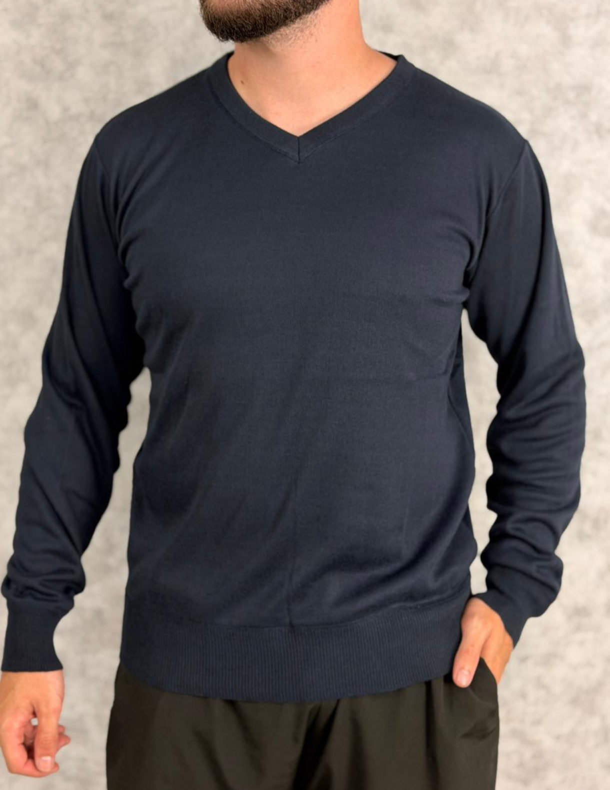 Suéter Masculino em Tricô Gola V – Elegância e Conforto Clássico